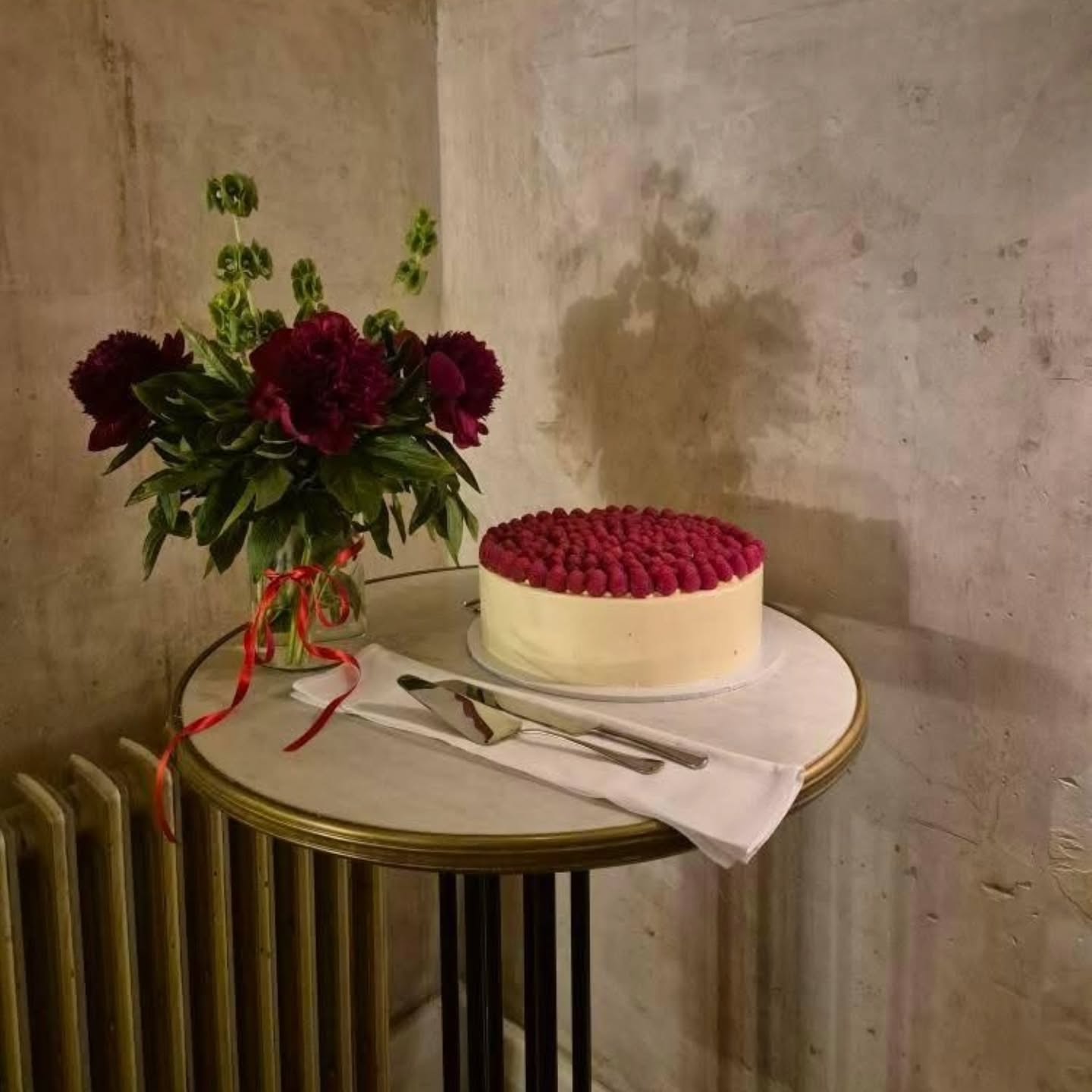 Minimal Raspberry Round Cake