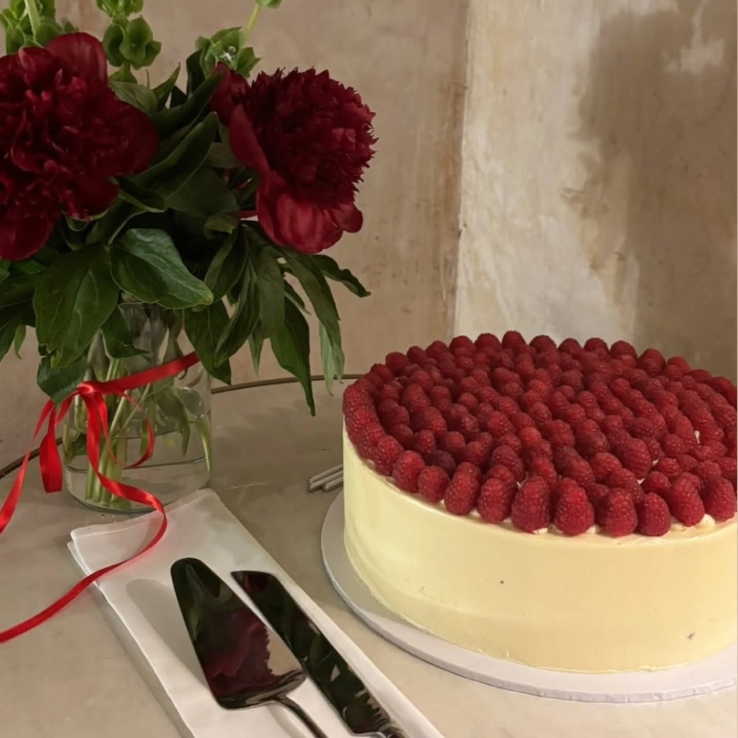 Minimal Raspberry Round Cake